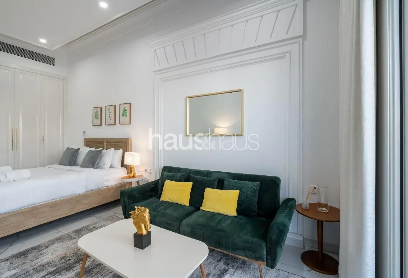 Next to Dubai Miracle Garden | Chic Studio