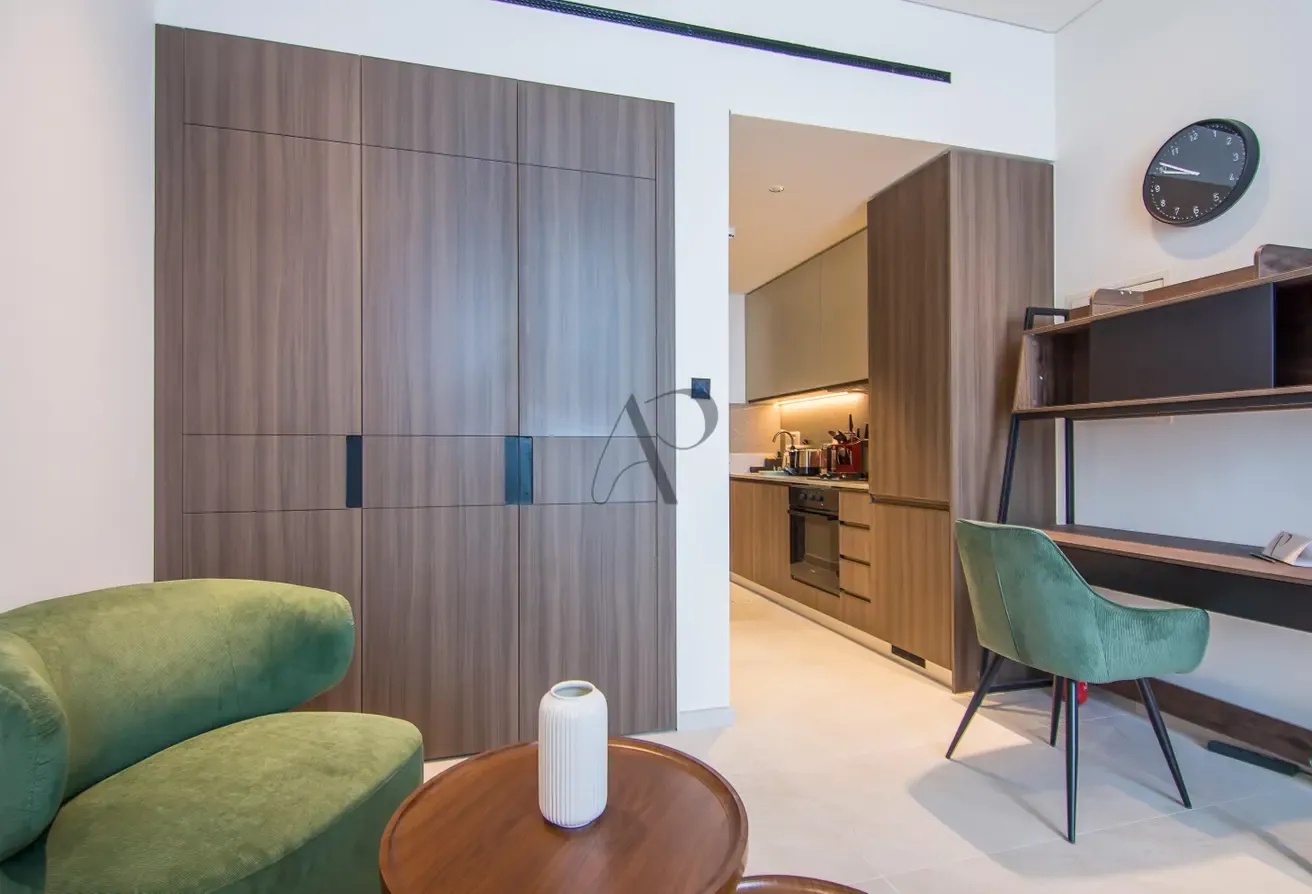 Studio – Beverly Boulevard, Arjan
