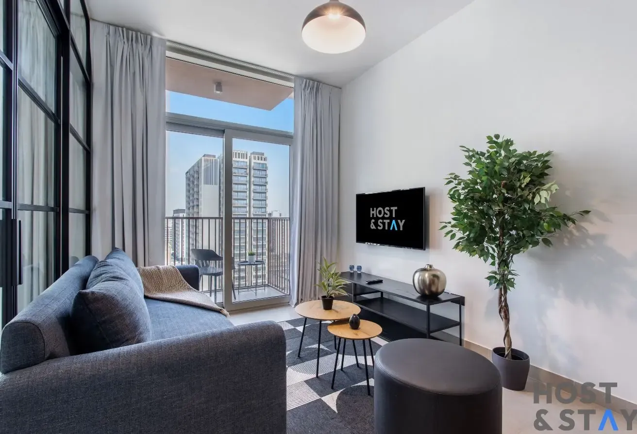 Stylish 2BR with Balcony & Pool View