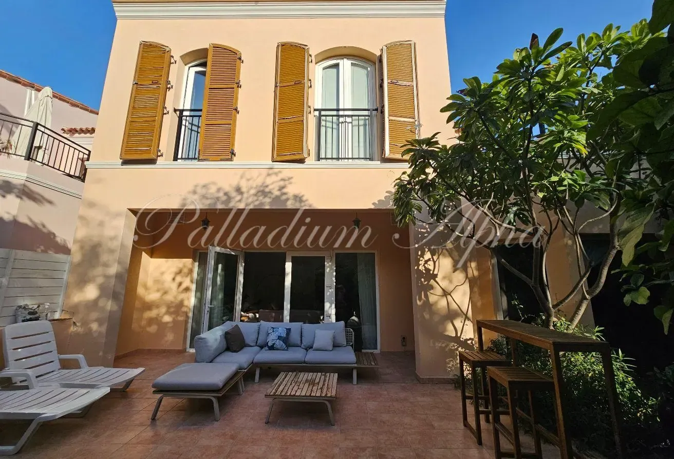 Large Corner Townhouse | Close to Park and Pool