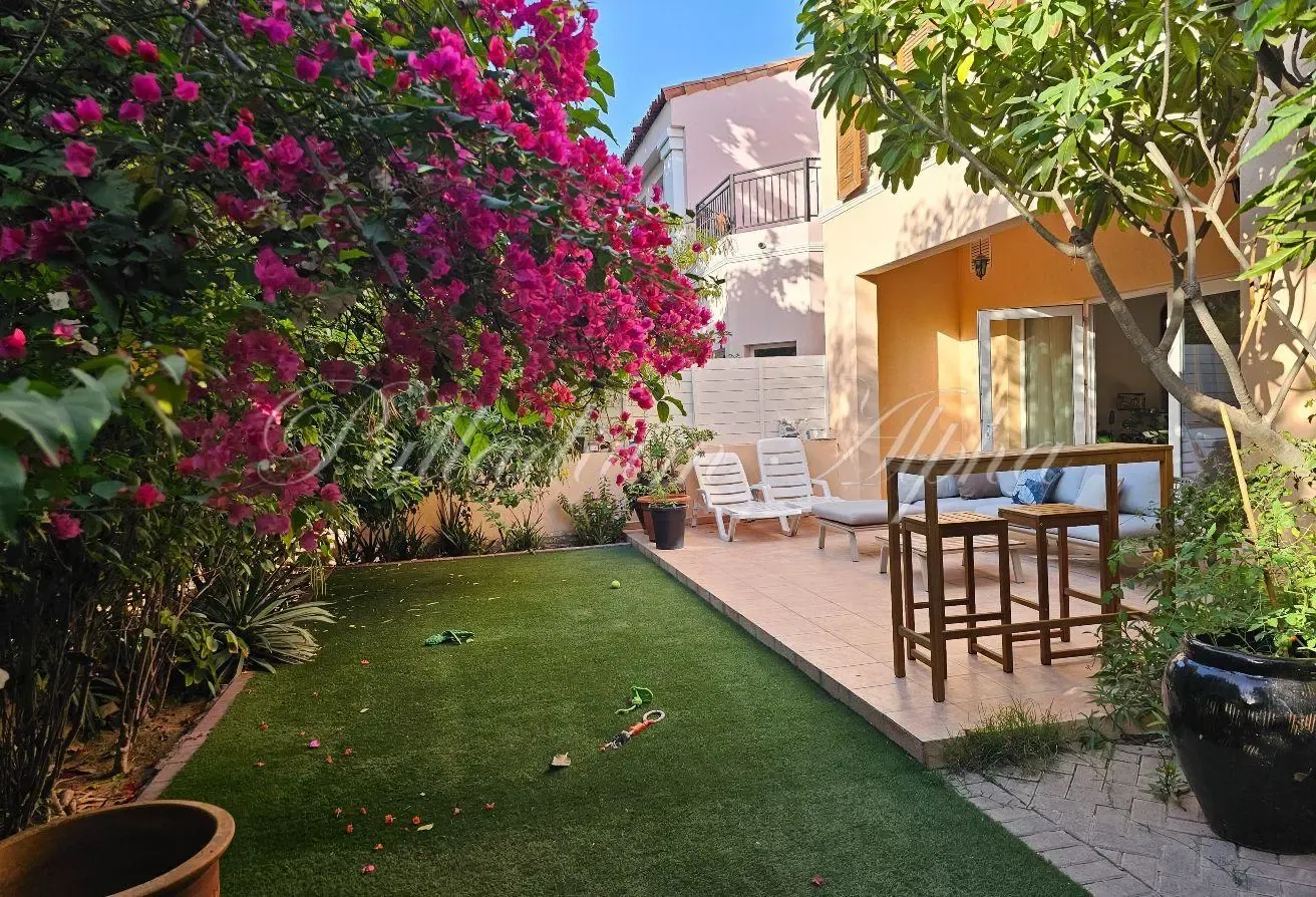 Large Corner Townhouse | Close to Park and Pool