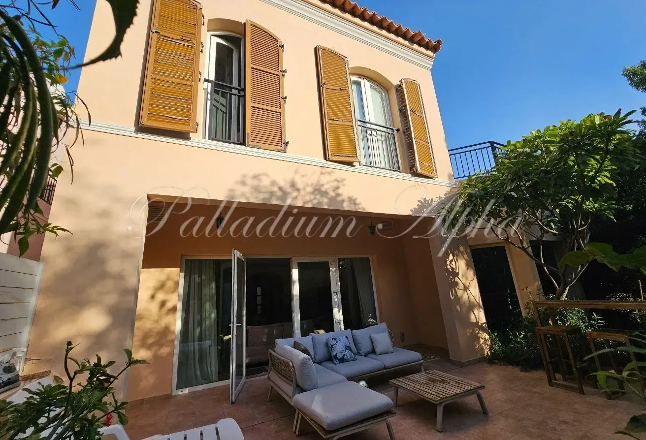 Large Corner Townhouse | Close to Park and Pool