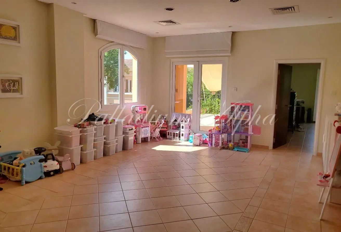 Large Corner Townhouse | Close to Park and Pool