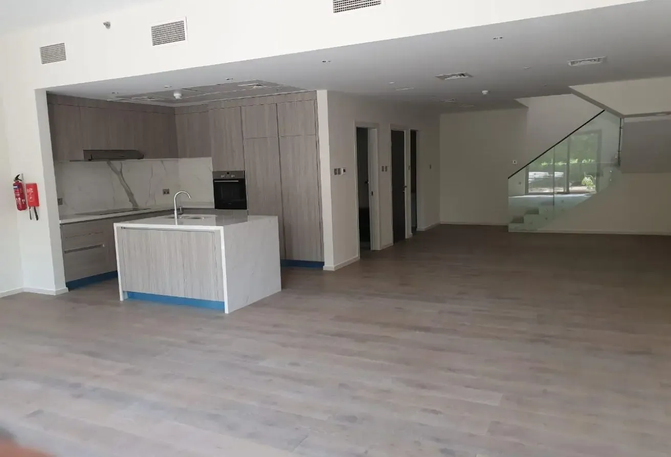 Ready to move outstanding townhouse !large terrace