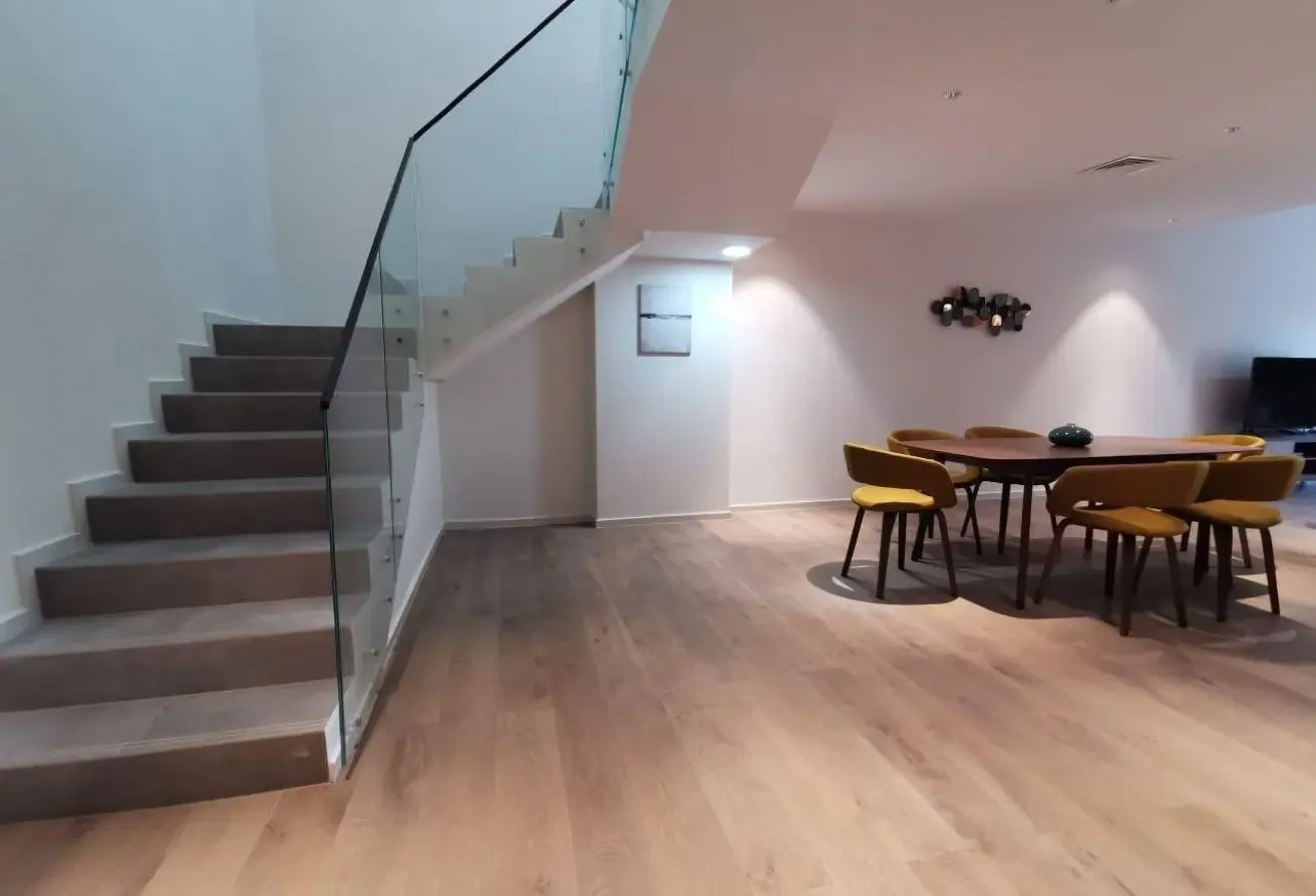 Ready to move outstanding townhouse !large terrace