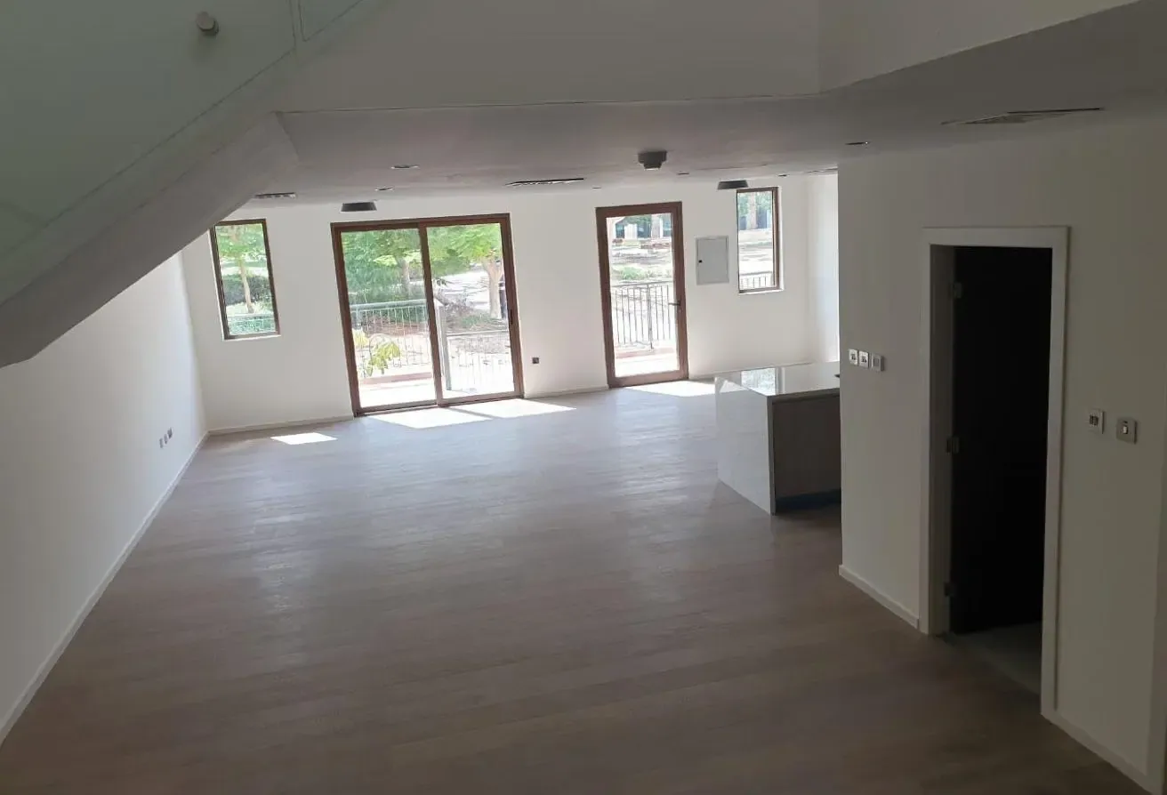Ready to move outstanding townhouse !large terrace