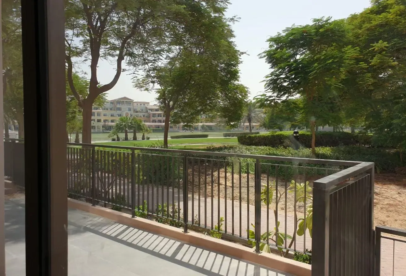 Ready to move outstanding townhouse !large terrace