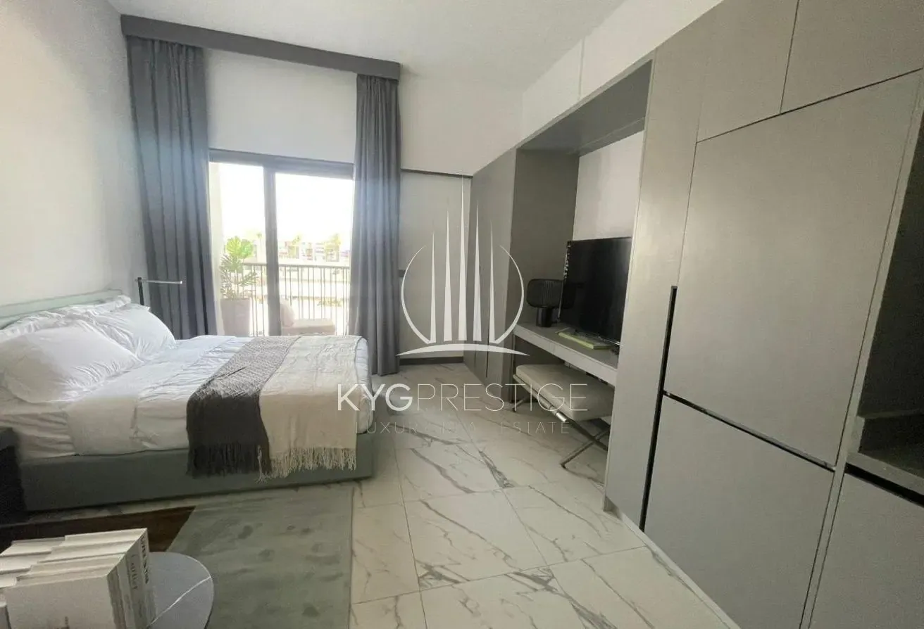 Large Studio | with Bills | 12 Cheques Available
