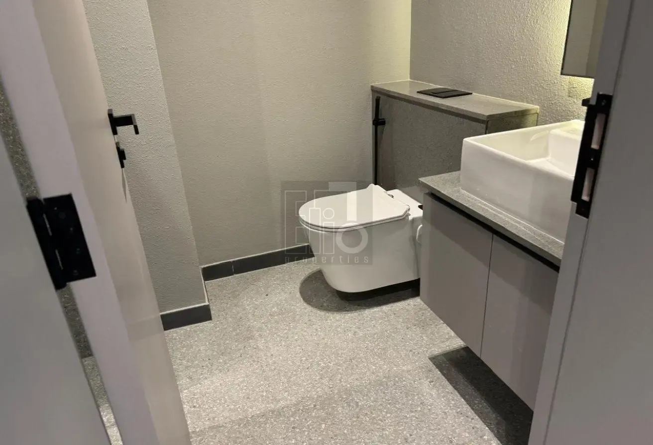 Upgraded Studio Apartment with Landmark View