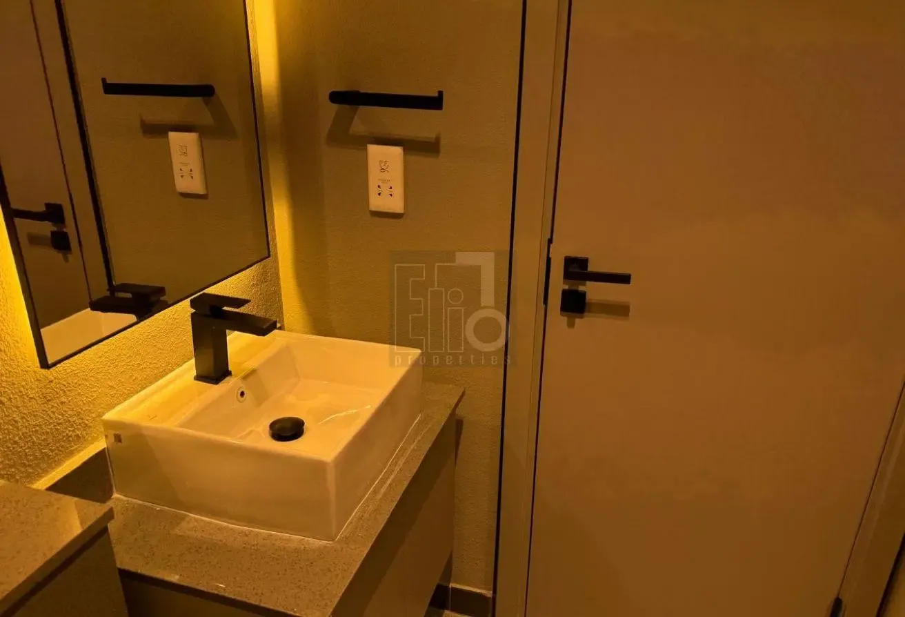 Upgraded Studio Apartment with Landmark View