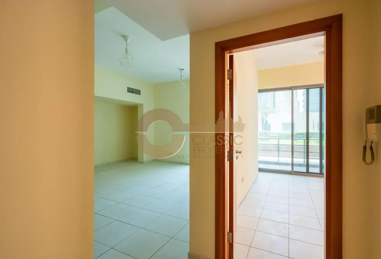 SPACIOUS APARTMENT |READY TO MOVE |CLOSED KITCHEN