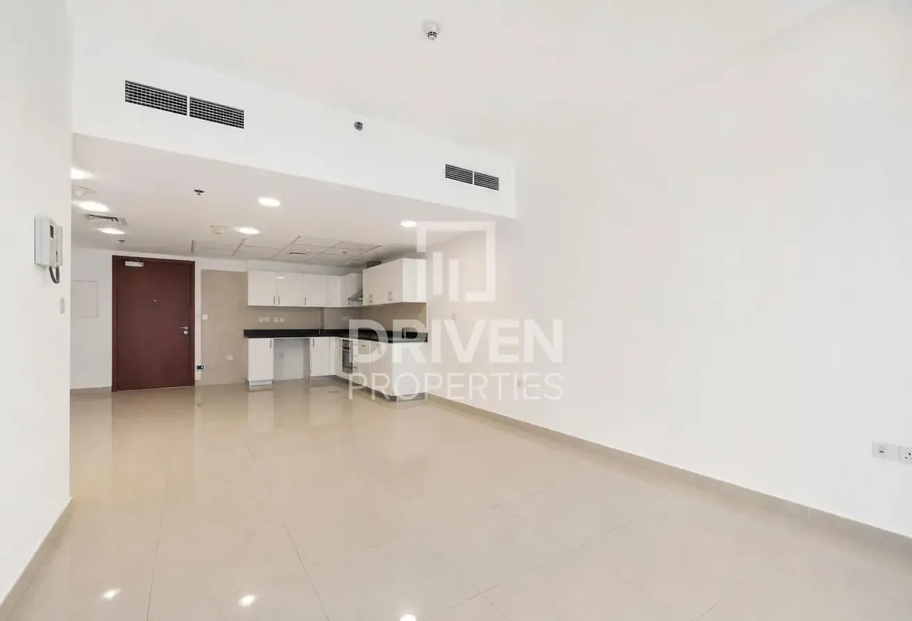 Spacious Unit | Low Floor | Close to Metro