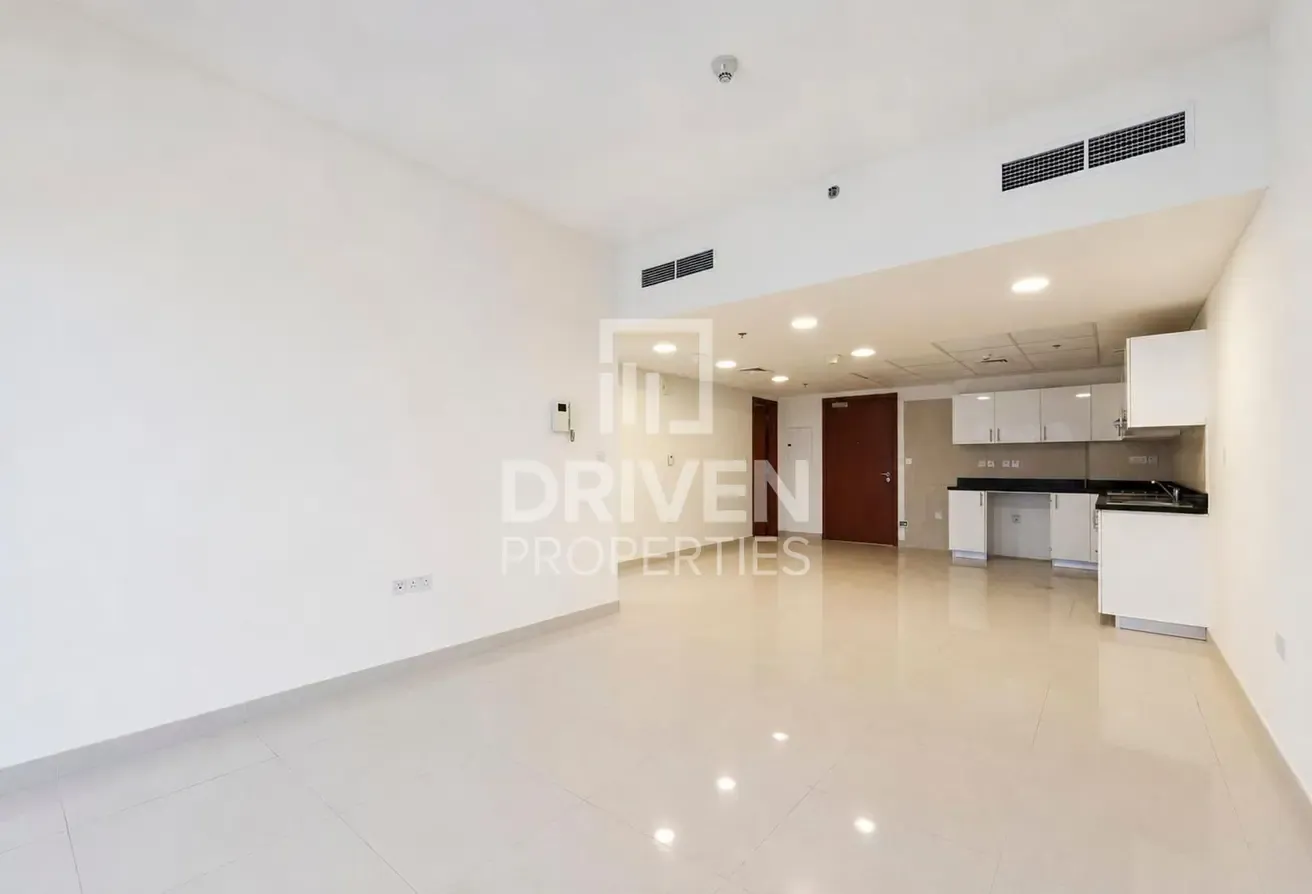 Spacious Unit | Low Floor | Close to Metro
