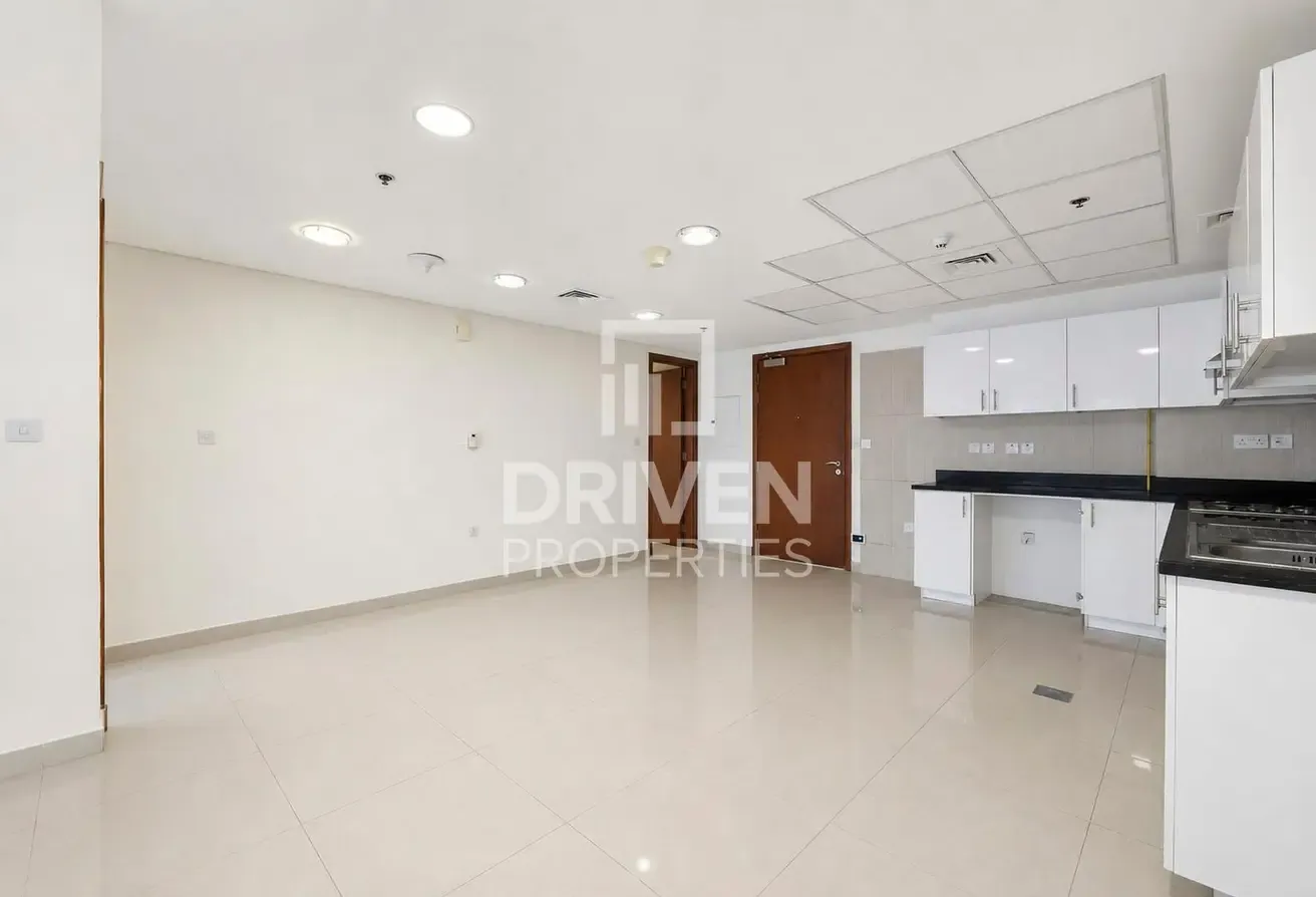 Spacious Unit | Low Floor | Close to Metro