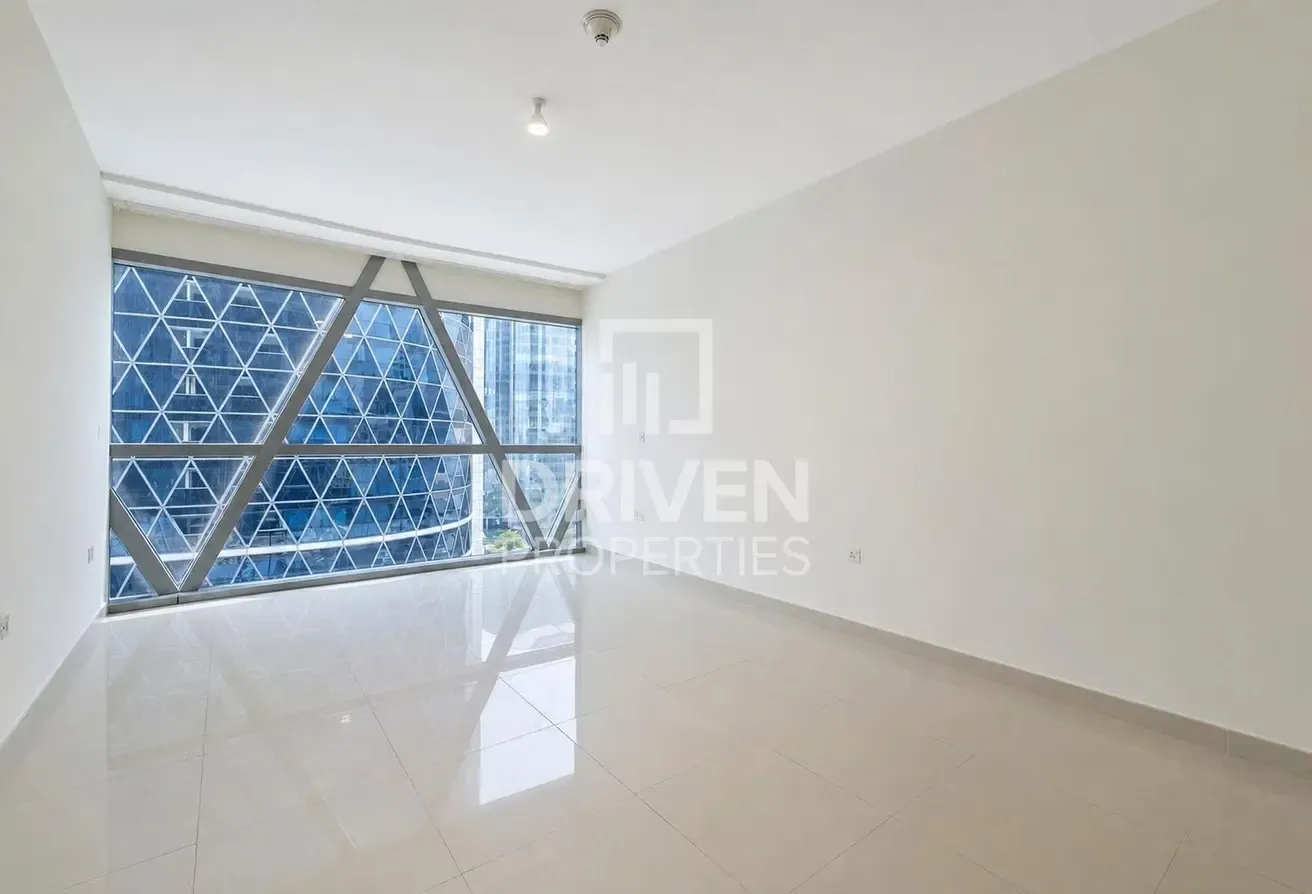 Spacious Unit | Low Floor | Close to Metro