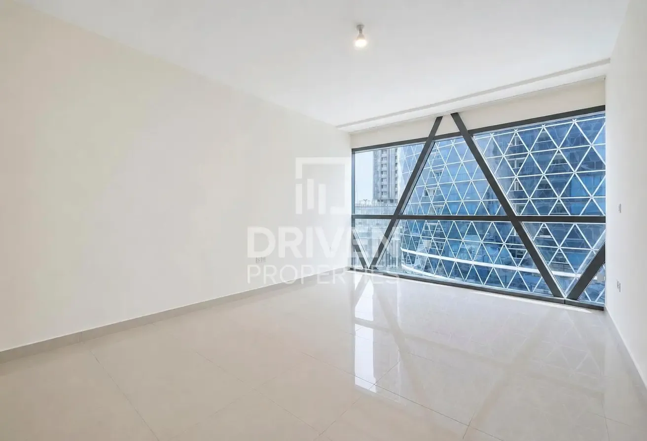 Spacious Unit | Low Floor | Close to Metro