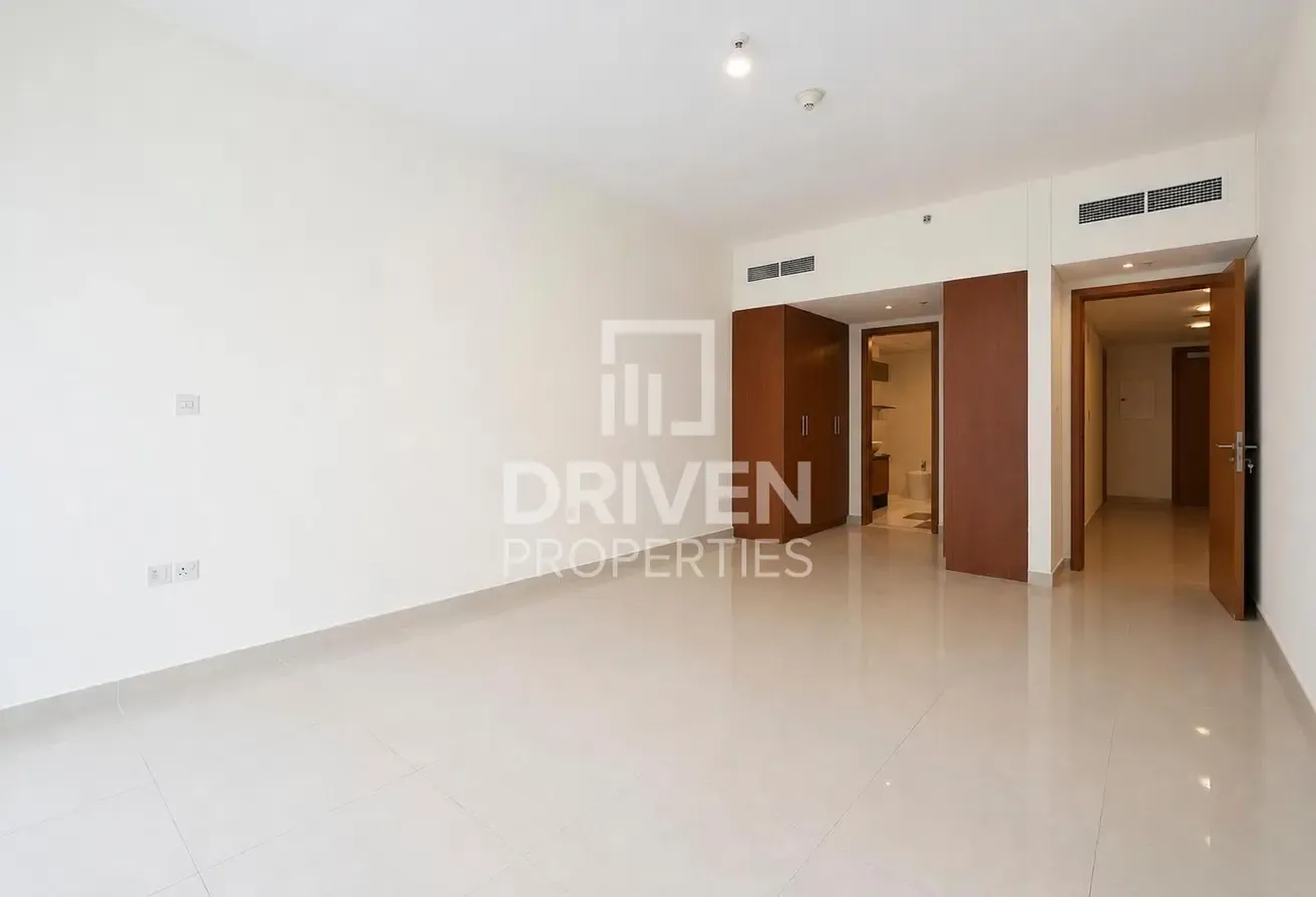Spacious Unit | Low Floor | Close to Metro