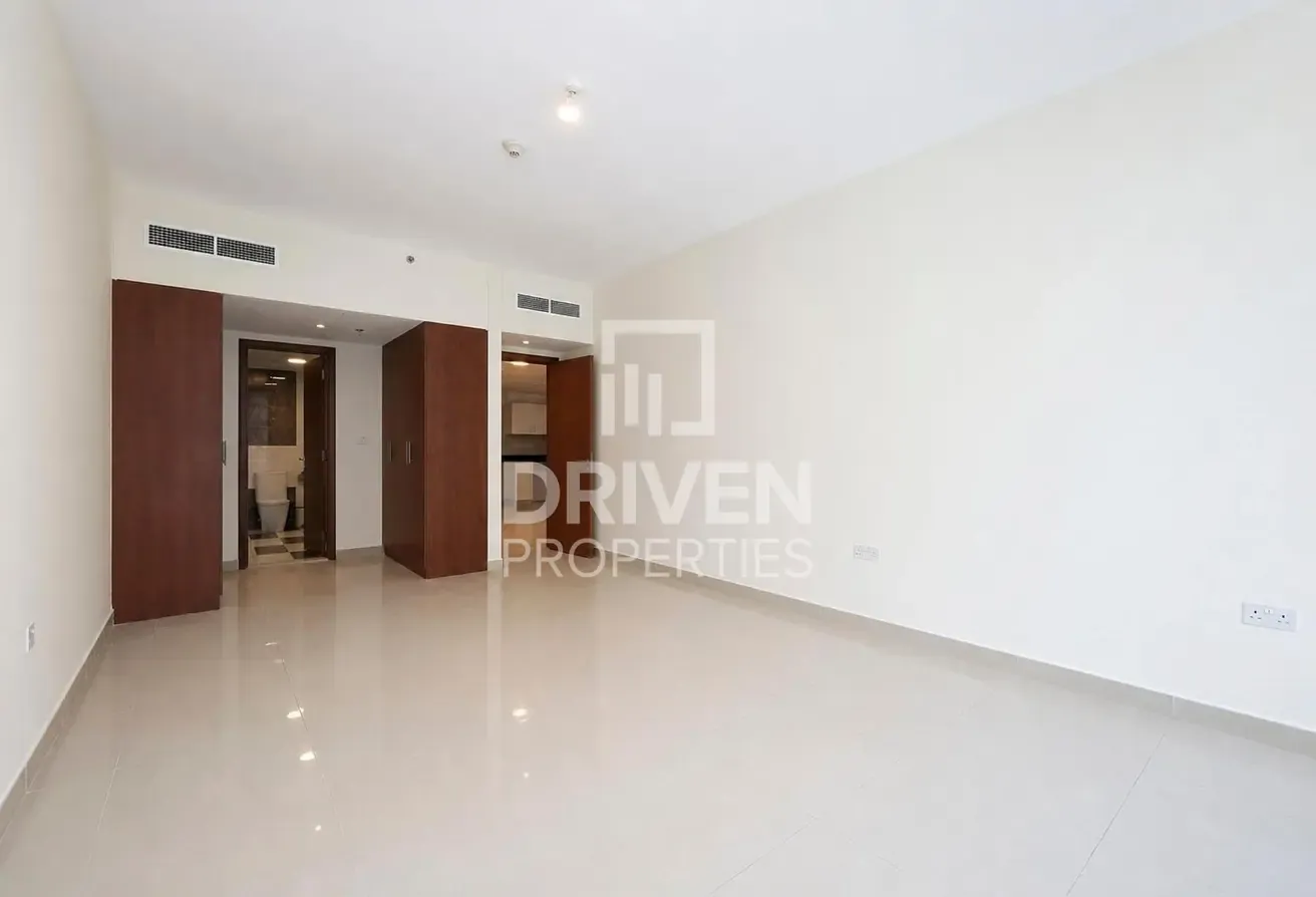 Spacious Unit | Low Floor | Close to Metro