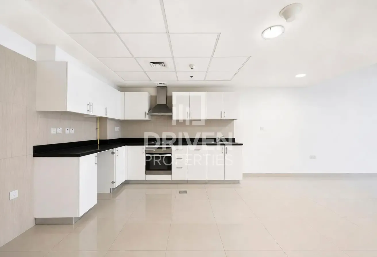 Spacious Unit | Low Floor | Close to Metro