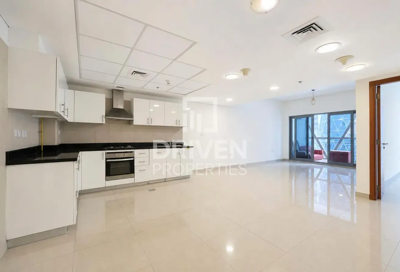 Spacious Unit | Low Floor | Close to Metro