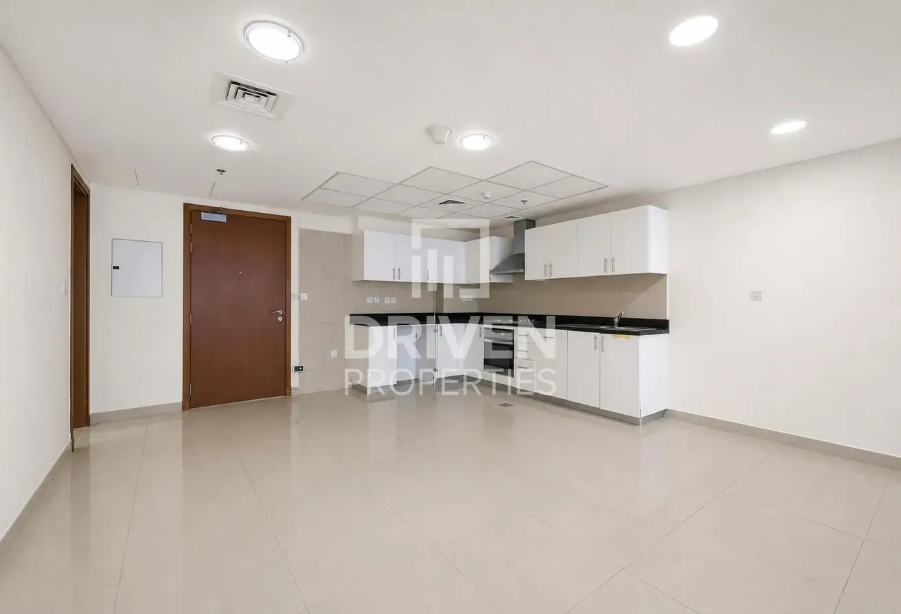 Spacious Unit | Low Floor | Close to Metro