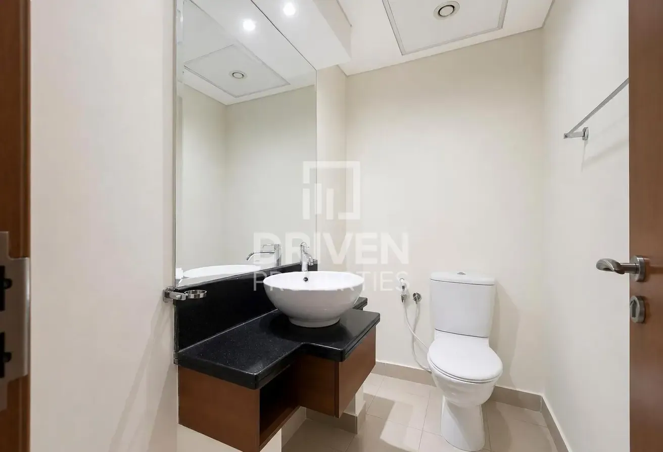 Spacious Unit | Low Floor | Close to Metro