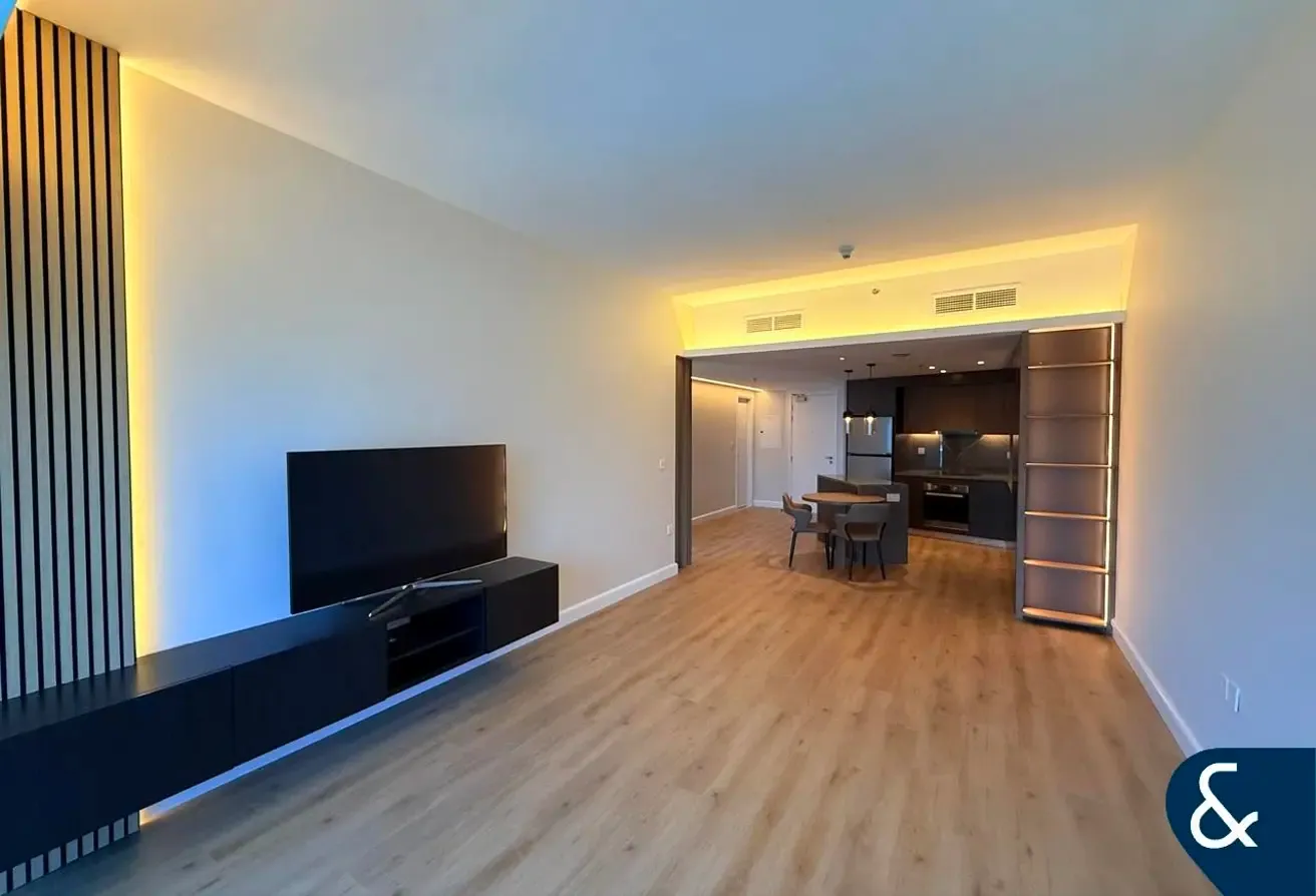 Beautifully Upgraded | Vacant Now | Balcony