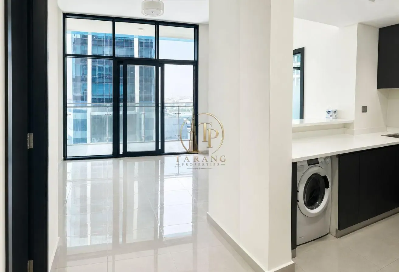 Canal lake view | Close to metro | Spacious