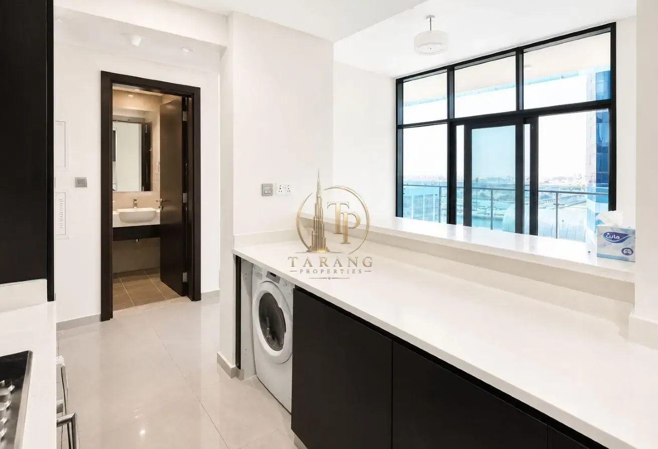 Canal lake view | Close to metro | Spacious