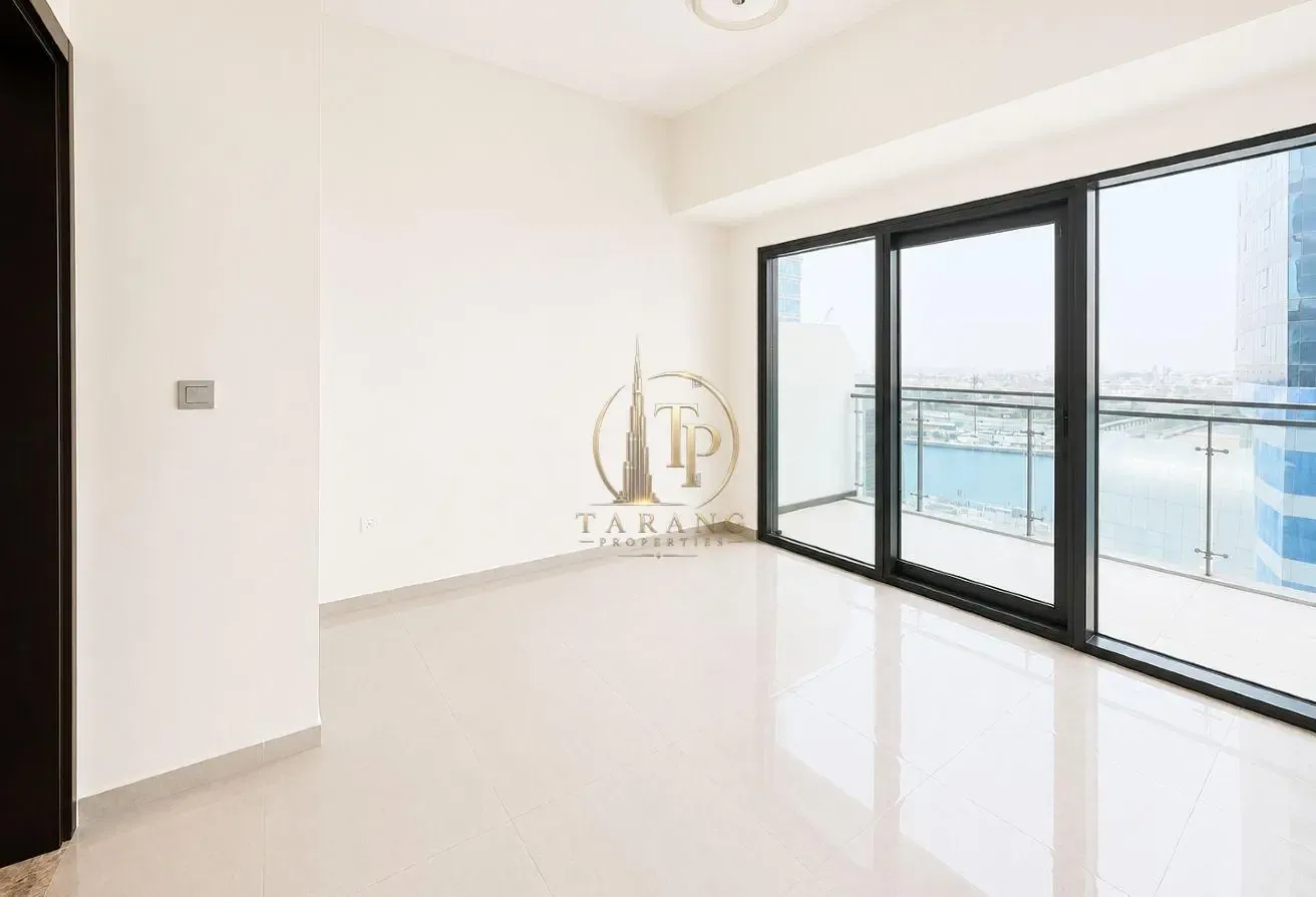 Canal lake view | Close to metro | Spacious
