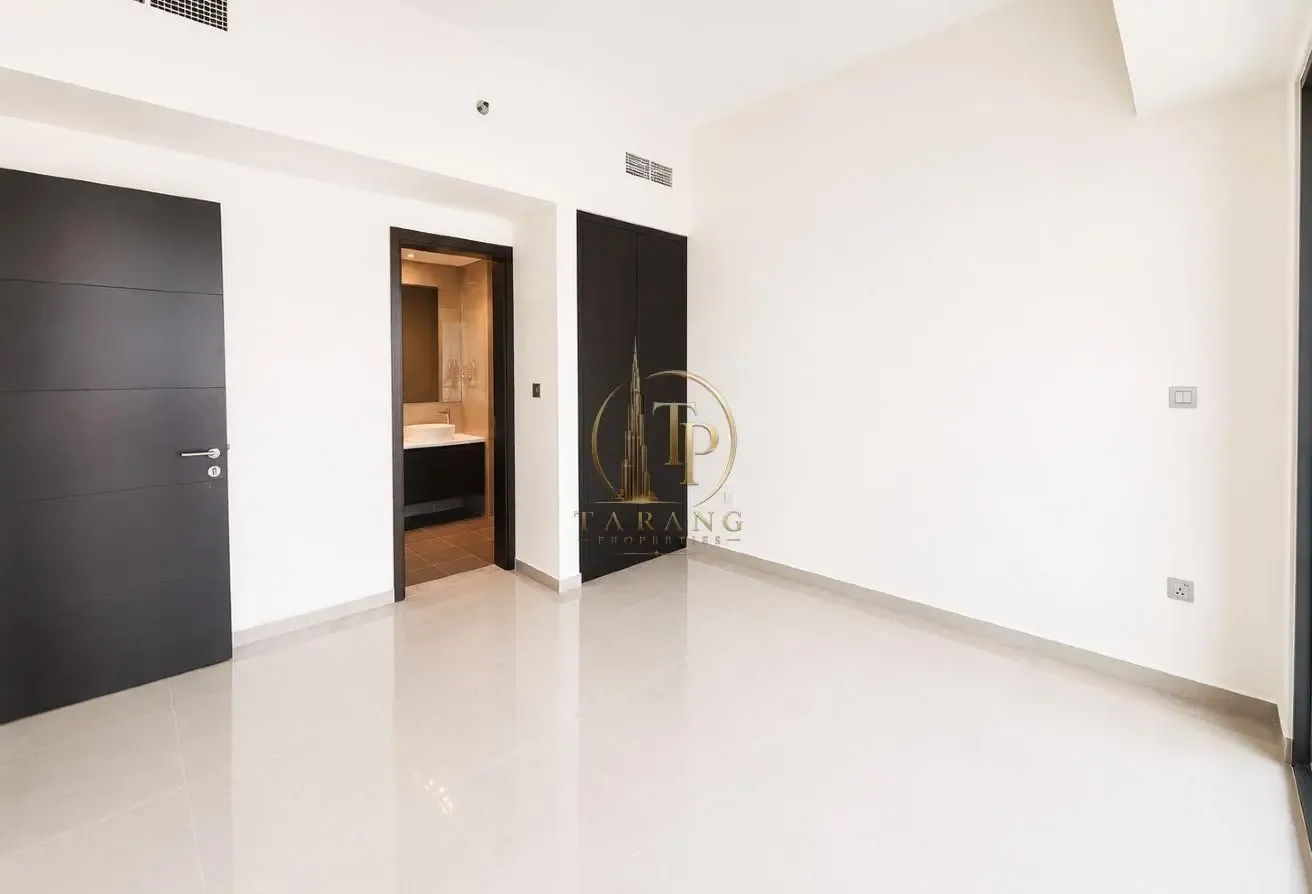 Canal lake view | Close to metro | Spacious