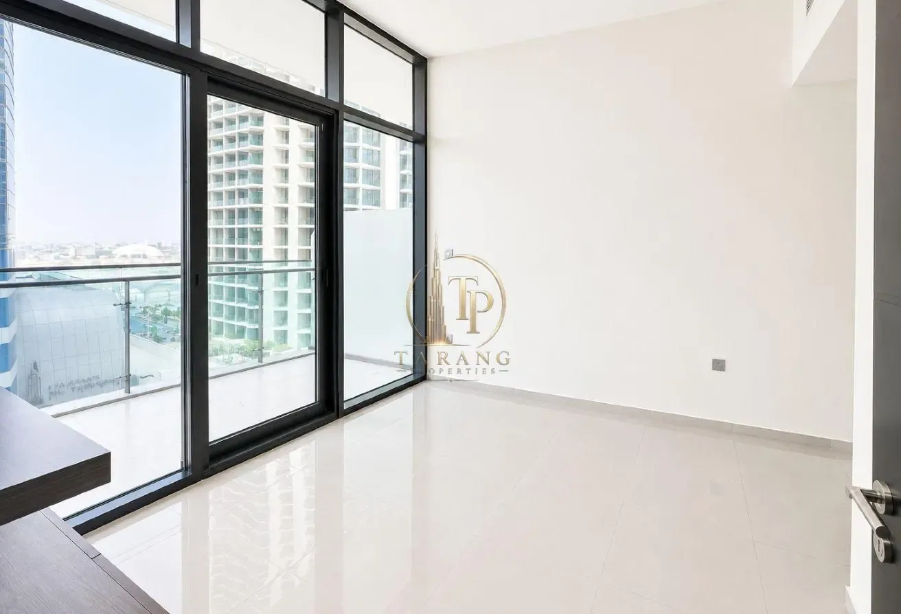 Canal lake view | Close to metro | Spacious