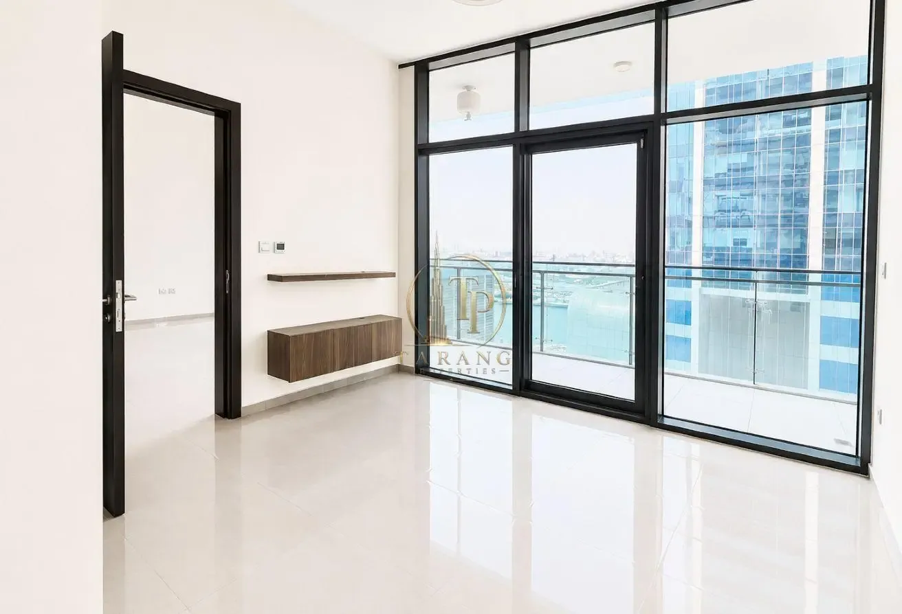 Canal lake view | Close to metro | Spacious
