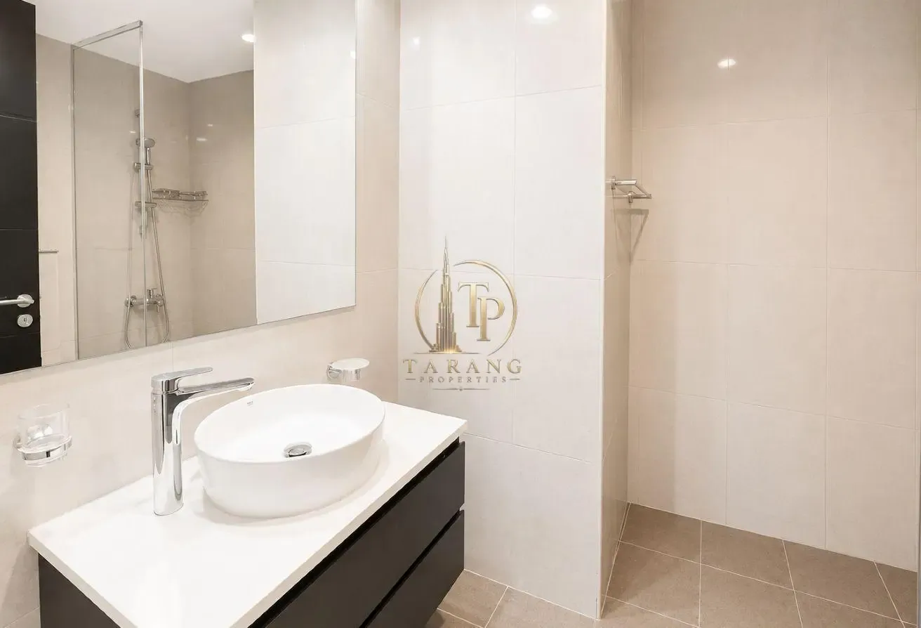 Canal lake view | Close to metro | Spacious
