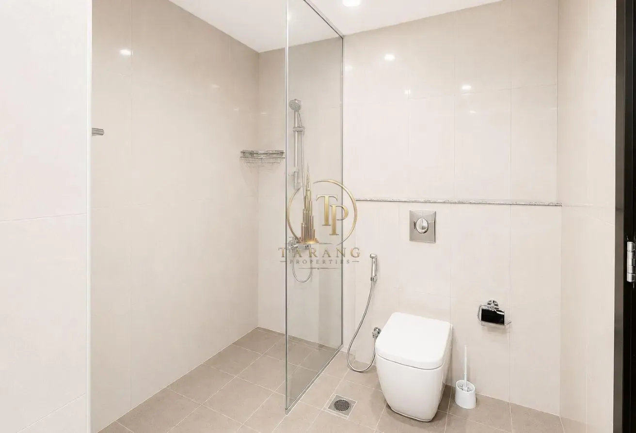 Canal lake view | Close to metro | Spacious