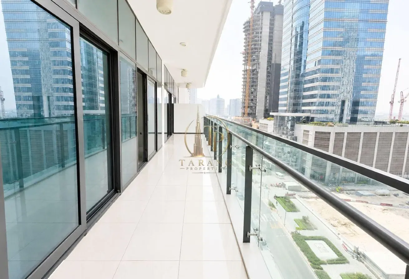 Canal lake view | Close to metro | Spacious