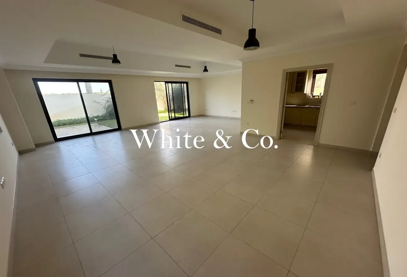 Vacant Now| Unfurnished |Open Plan Living