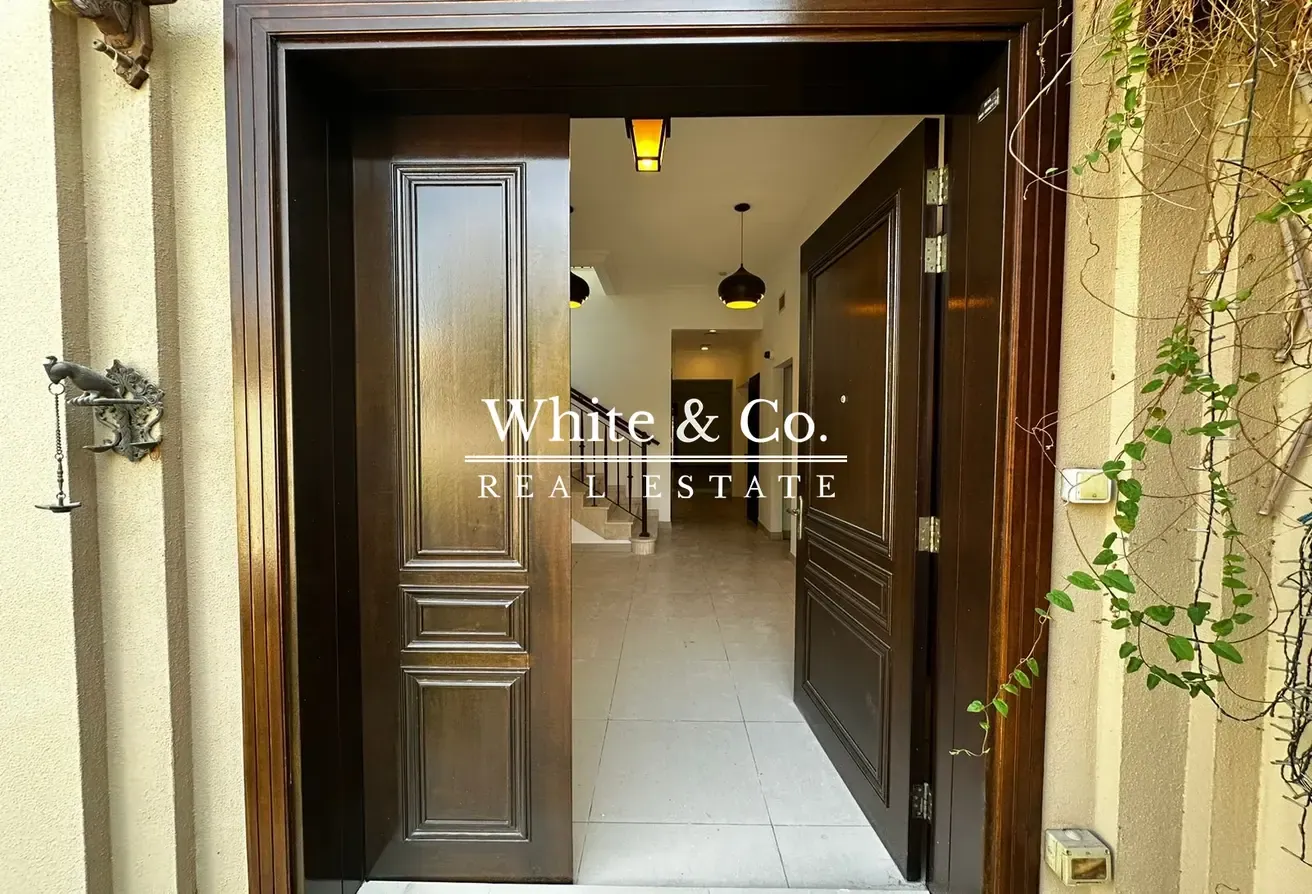 Vacant Now| Unfurnished |Open Plan Living