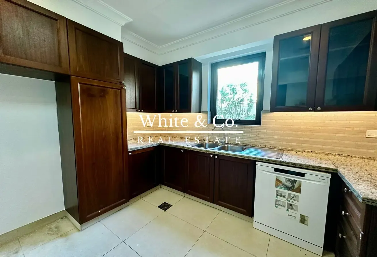 Vacant Now| Unfurnished |Open Plan Living
