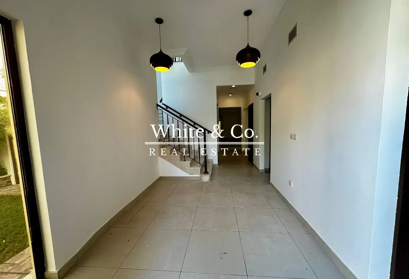 Vacant Now| Unfurnished |Open Plan Living