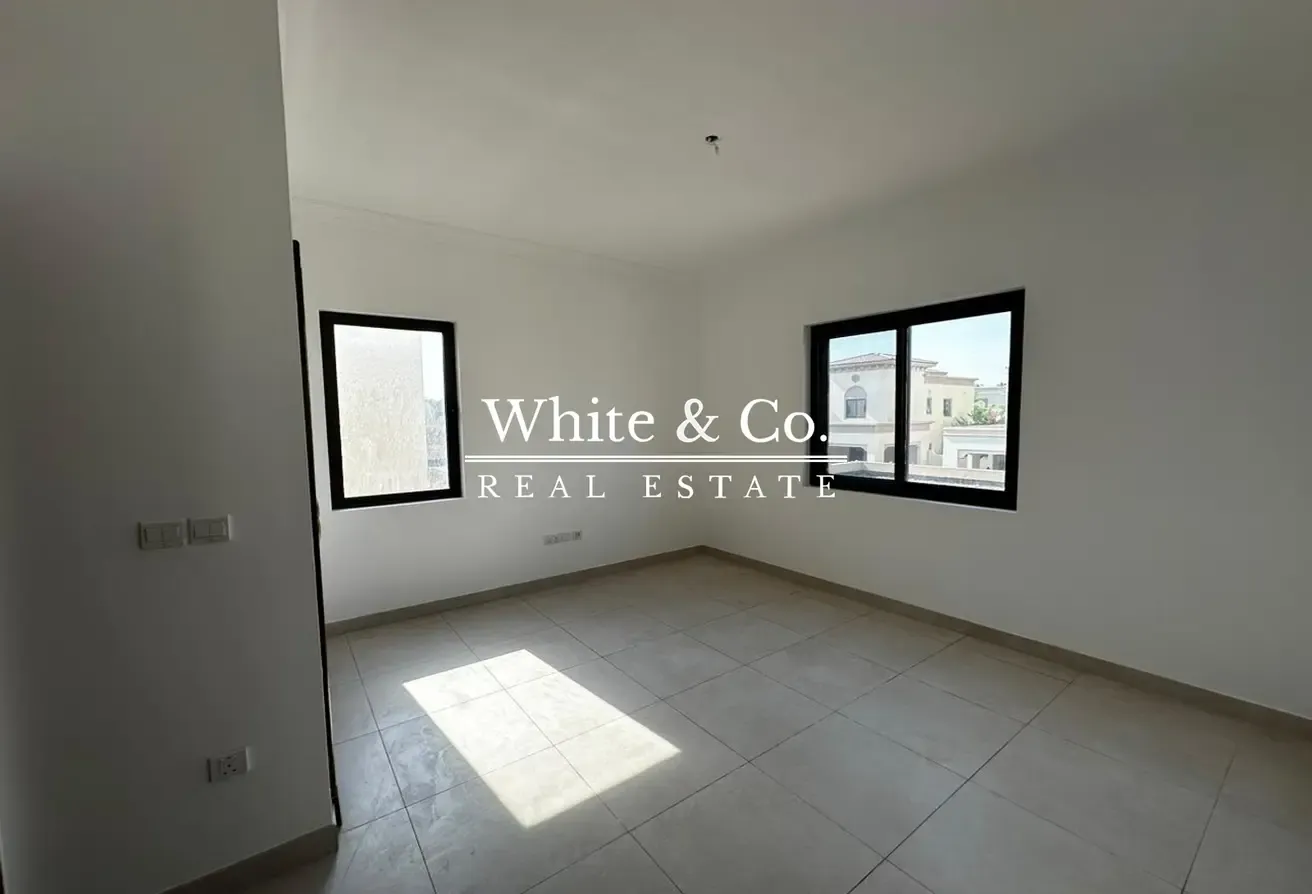 Vacant Now| Unfurnished |Open Plan Living