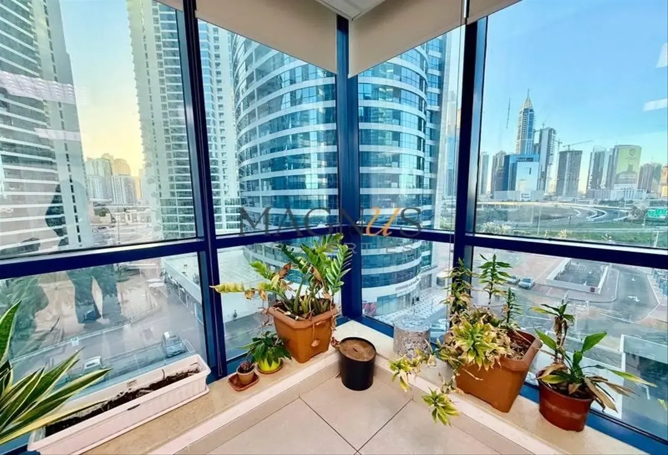 CORNER UNIT | VACANT | UNFURNISHED | LAKE VIEW
