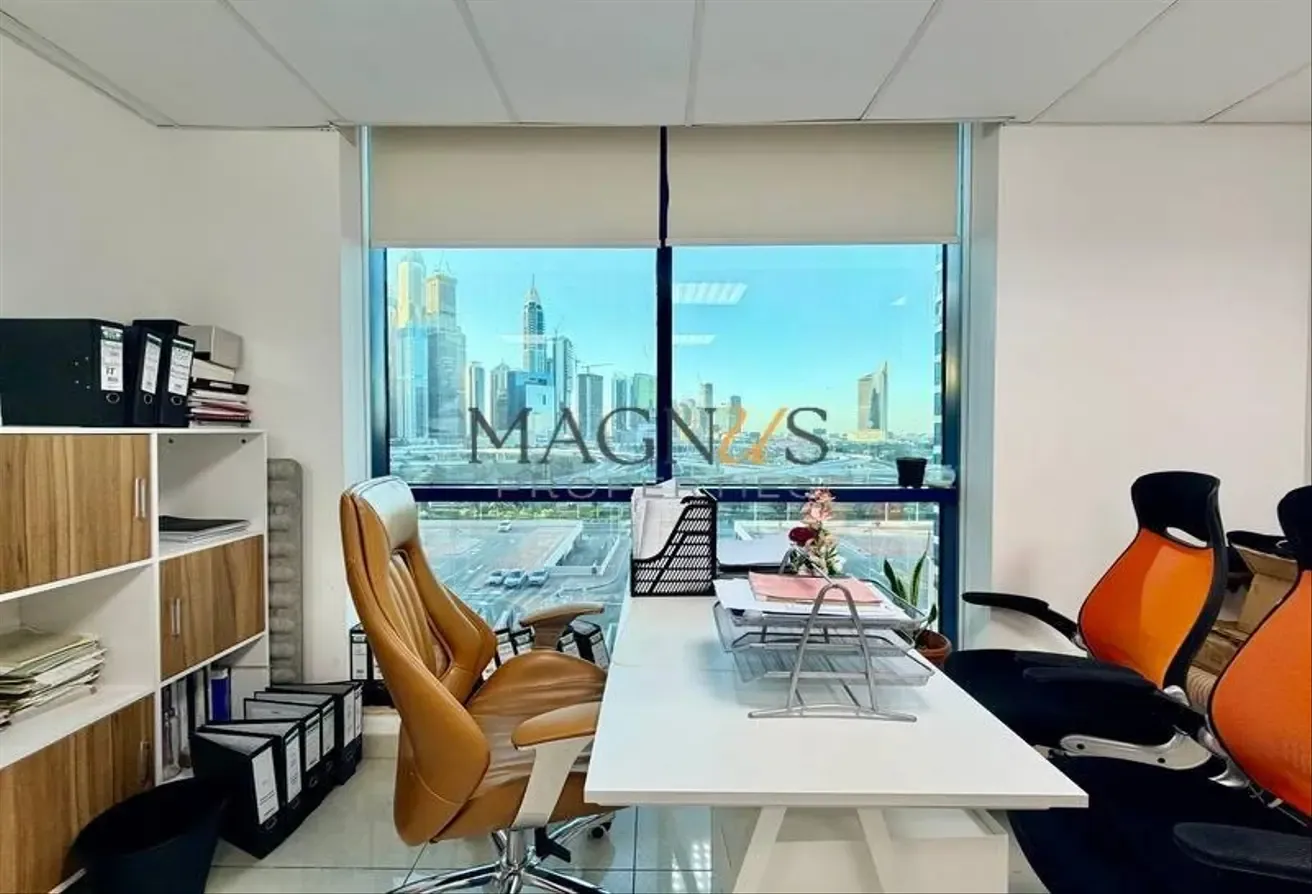 CORNER UNIT | VACANT | UNFURNISHED | LAKE VIEW
