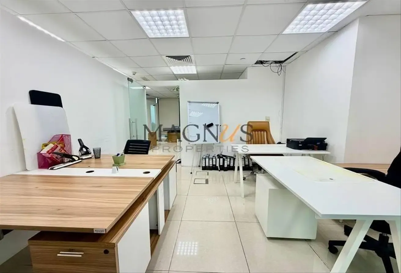 CORNER UNIT | VACANT | UNFURNISHED | LAKE VIEW