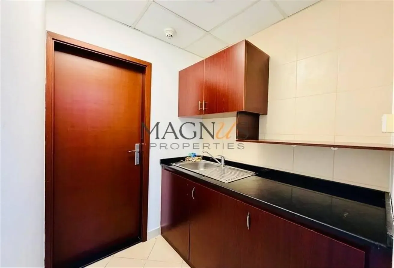CORNER UNIT | VACANT | UNFURNISHED | LAKE VIEW