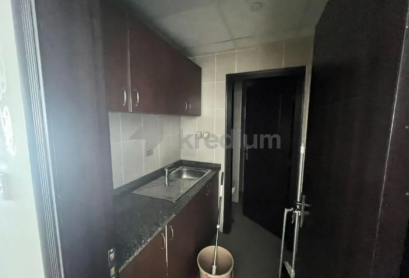 Vacant | Canal and Skyline View | Open Plan