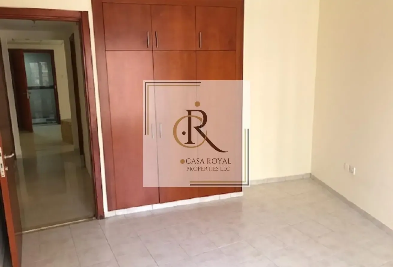 NO AGENCY FEE  2 BHK 3 BALCON OPOSITE TO METRO STA