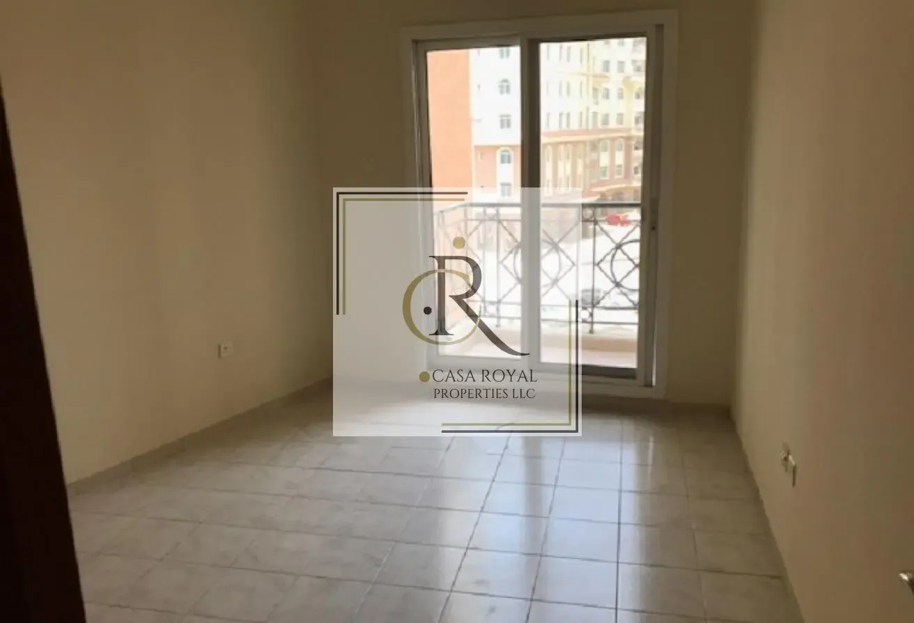 NO AGENCY FEE  2 BHK 3 BALCON OPOSITE TO METRO STA