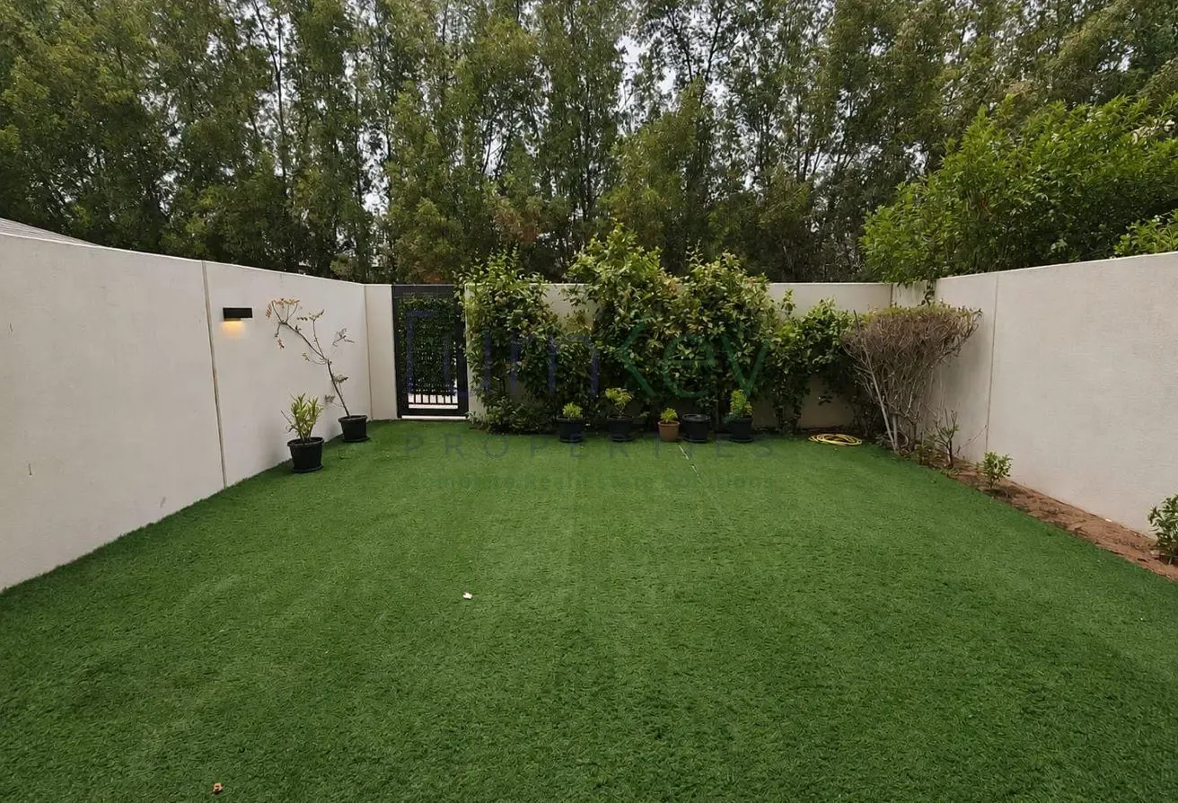 Single Row | Facing green line | Close to pool