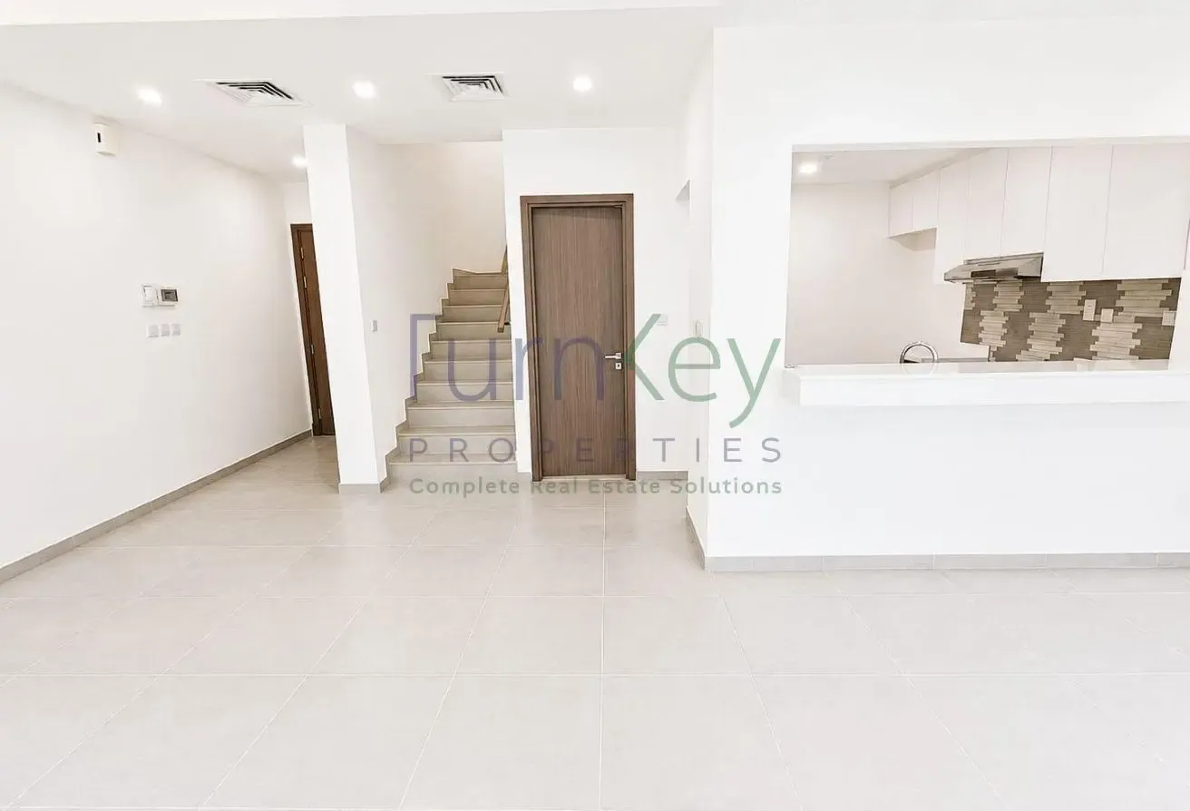 Single Row | Facing green line | Close to pool